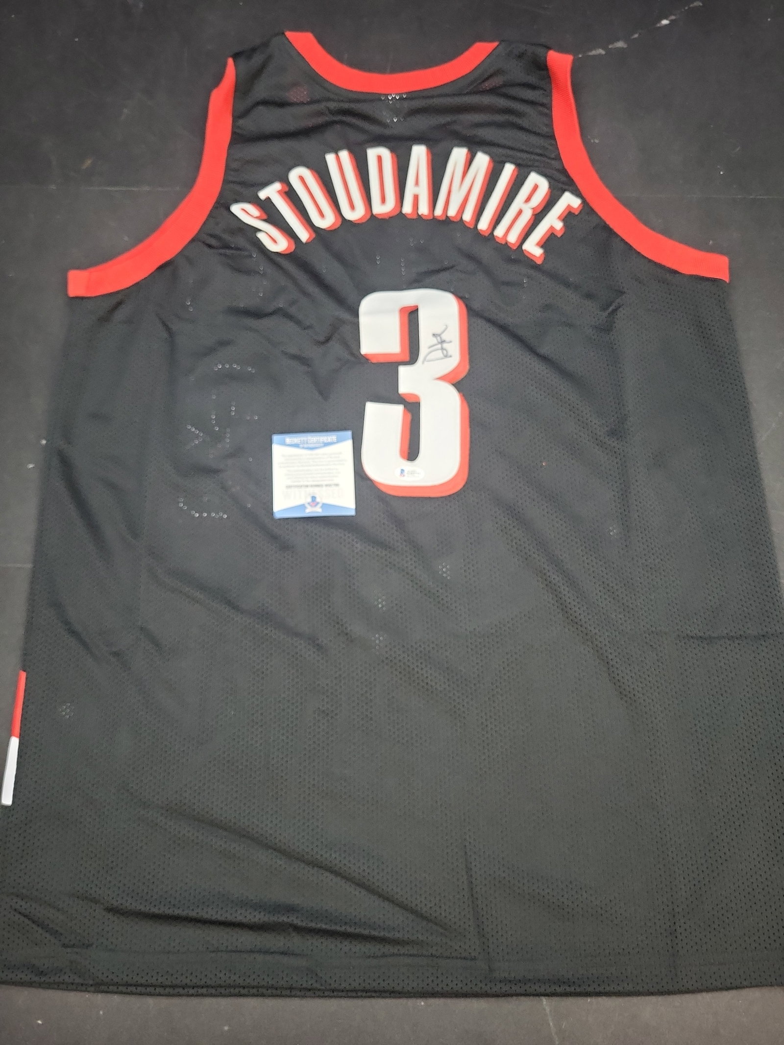 I04698 | Signed Damon Stoudamire Jersey Beckett: IMPORTANT â€“ PLEASE REVIEW BEFORE BIDDING: Aeron House makes every effort to accurately identify and describe each lot; however, titles and descriptions may contain errors, omissions, or AI-a