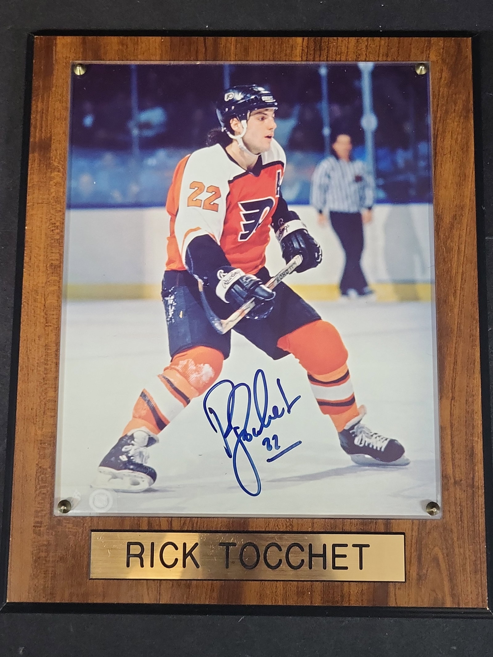 I03050 | Autographed Rick Tocchet Philadelphia Flyers Photo Plaque: IMPORTANT â€“ PLEASE REVIEW BEFORE BIDDING: Aeron House makes every effort to accurately identify and describe each lot; however, titles and descriptions may contain errors, omissions, or AI-a