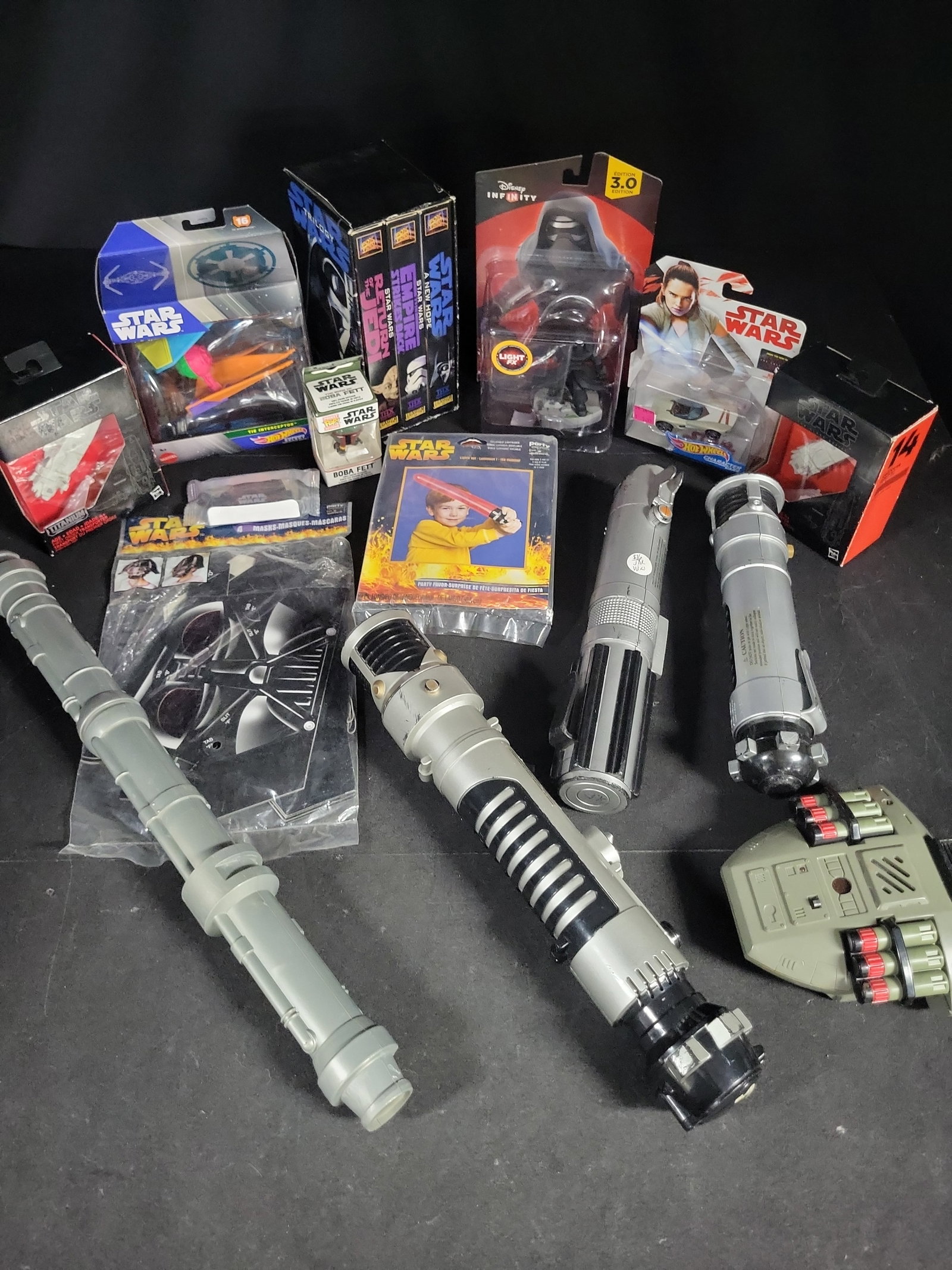 I04688 | Assorted Star Wars Toys and Collectibles: IMPORTANT â€“ PLEASE REVIEW BEFORE BIDDING: Aeron House makes every effort to accurately identify and describe each lot; however, titles and descriptions may contain errors, omissions, or AI-a