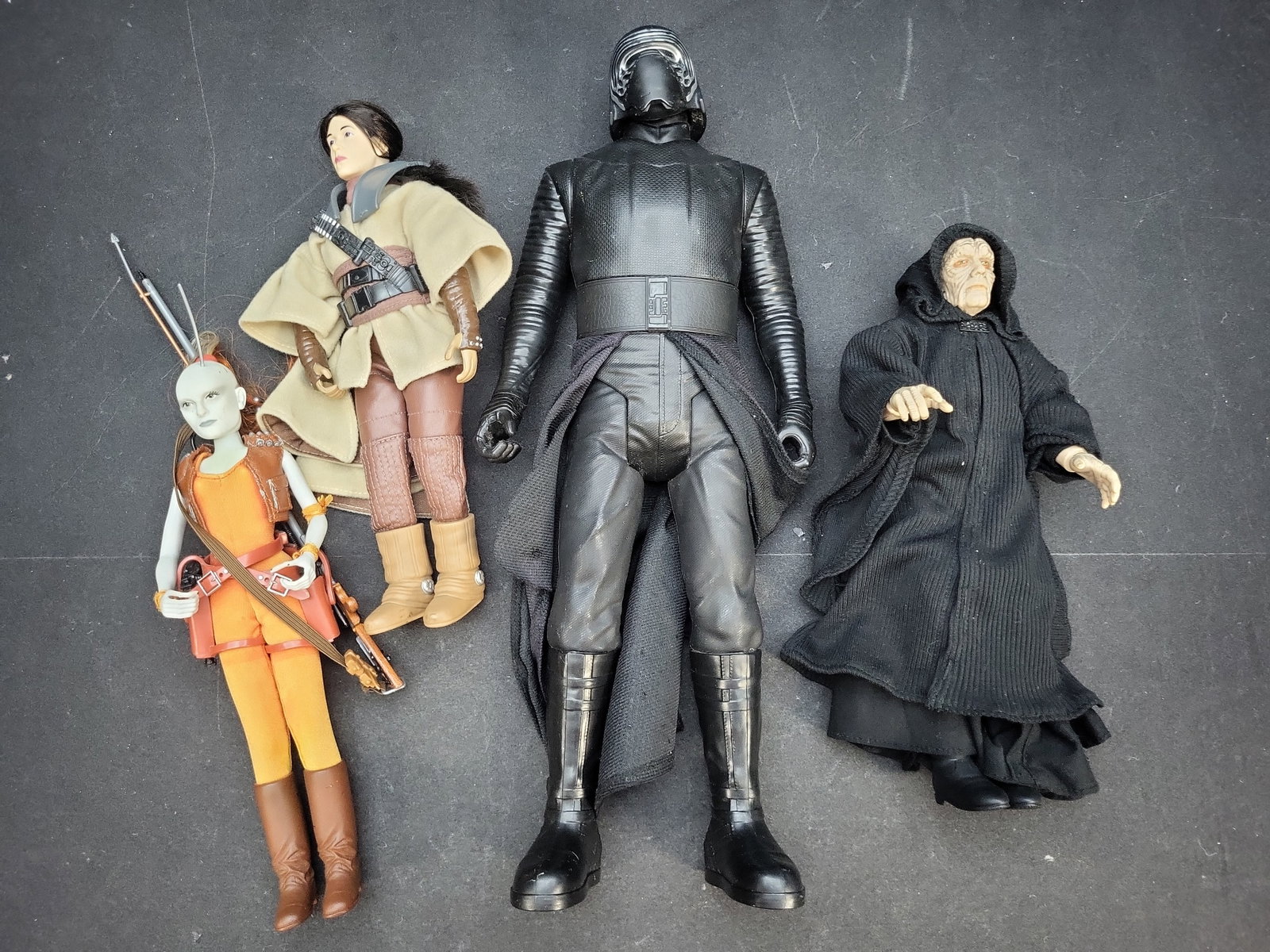 I04764 | Four Star Wars Action Figures: IMPORTANT â€“ PLEASE REVIEW BEFORE BIDDING: Aeron House makes every effort to accurately identify and describe each lot; however, titles and descriptions may contain errors, omissions, or AI-a