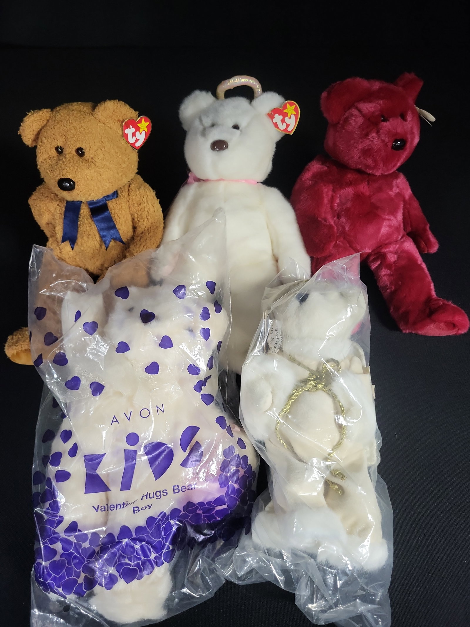 I04806 | Five Ty and Avon Plush Bears: IMPORTANT â€“ PLEASE REVIEW BEFORE BIDDING: Aeron House makes every effort to accurately identify and describe each lot; however, titles and descriptions may contain errors, omissions, or AI-a