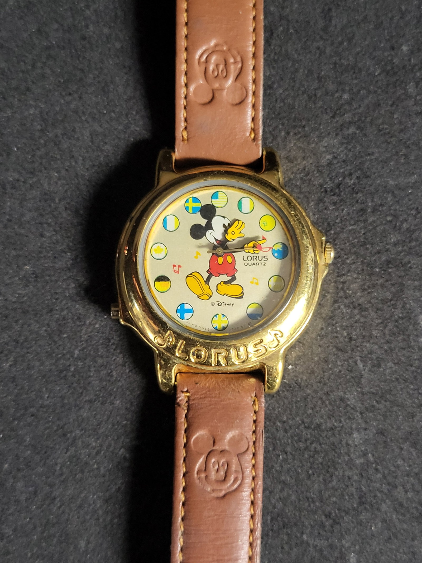 I04149 | Lorus Disney Musical Mickey Mouse Watch: IMPORTANT â€“ PLEASE REVIEW BEFORE BIDDING: Aeron House makes every effort to accurately identify and describe each lot; however, titles and descriptions may contain errors, omissions, or AI-a
