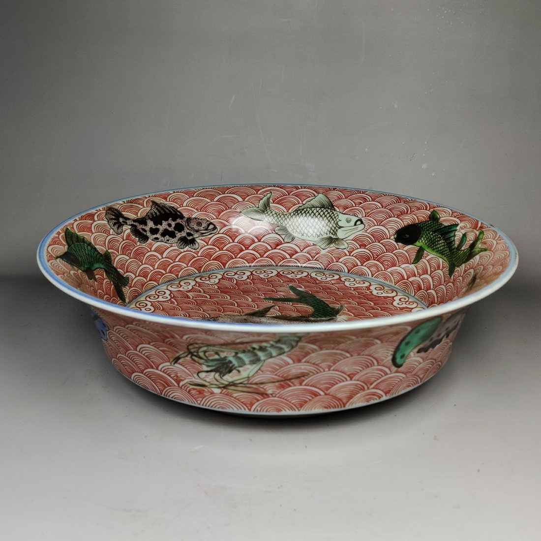 Colorful fish pattern plate made in the Wanli year of the Ming Dynasty: Colorful fish pattern plate made in the Wanli year of the Ming Dynasty