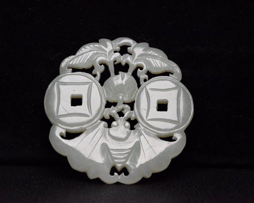 Hotan Jade Brand: Hotan Jade Brand Jade is delicate and warm, elegant in shape, exquisite in carving, and simple and natural in wrapping. It has important historical and cultural connotations and is highly collectible.