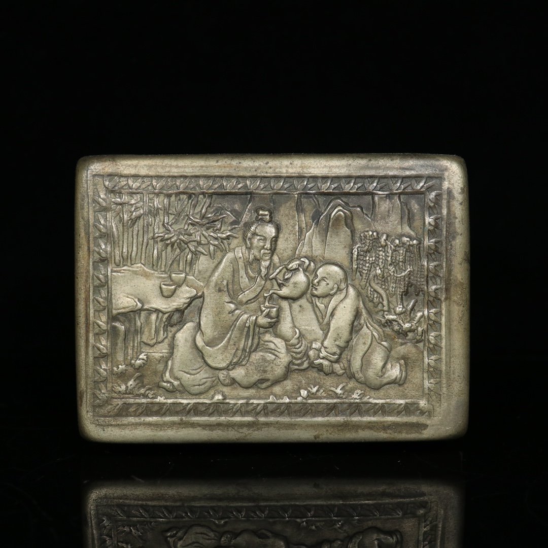 Qing Dynasty cupronickel figure pattern box (1 of 7)