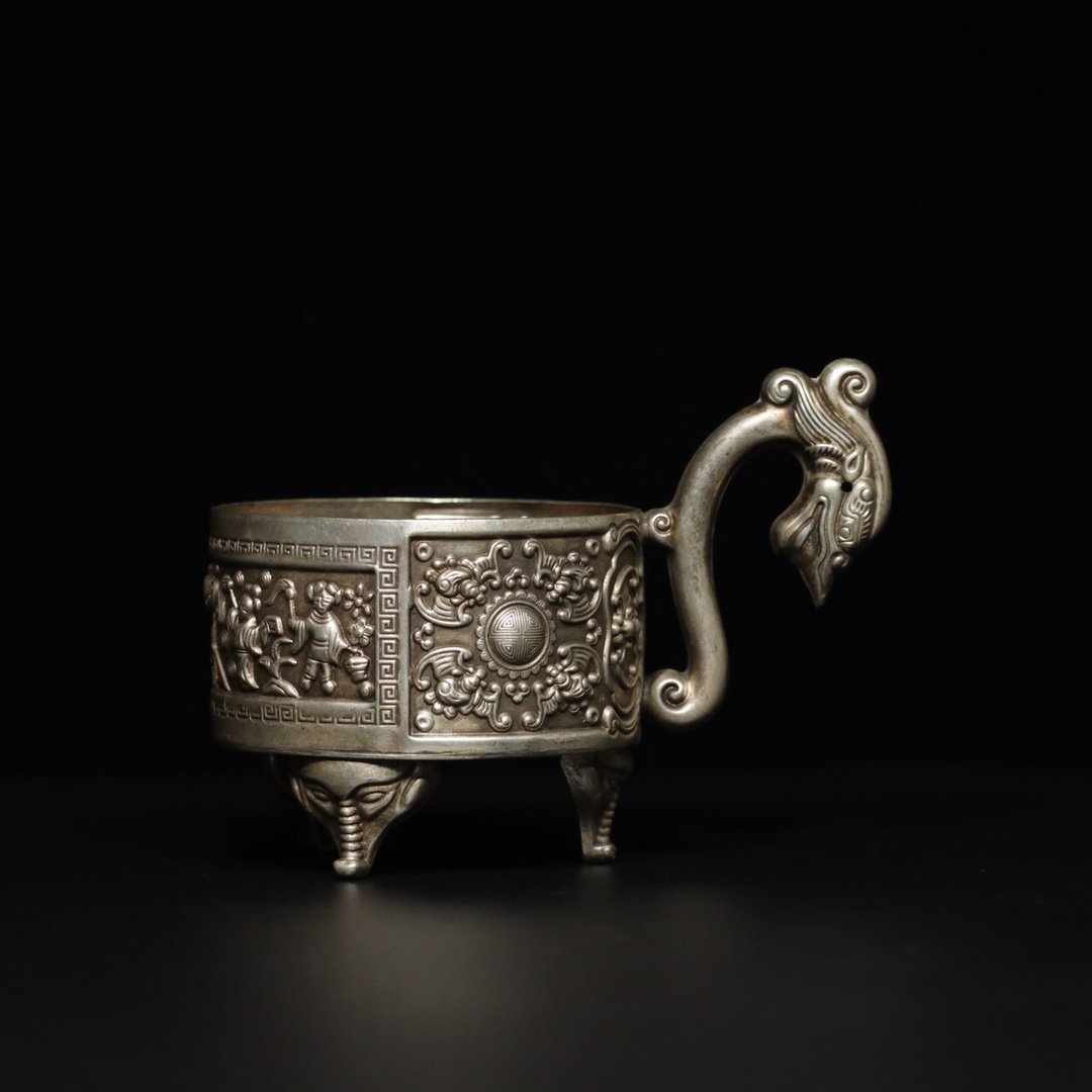Qing Dynasty Old copper Ware Cupronickel [Character Wufu Holding Longevity Dragon Handle] Wine Cup: The crystal is super transparent, the scenery is charming, the carving is exquisite and lifelike. High 7.7CM wide 10.3cm weight: 67.6g Freight: 1.International Freight: Foreign shipping charges are de