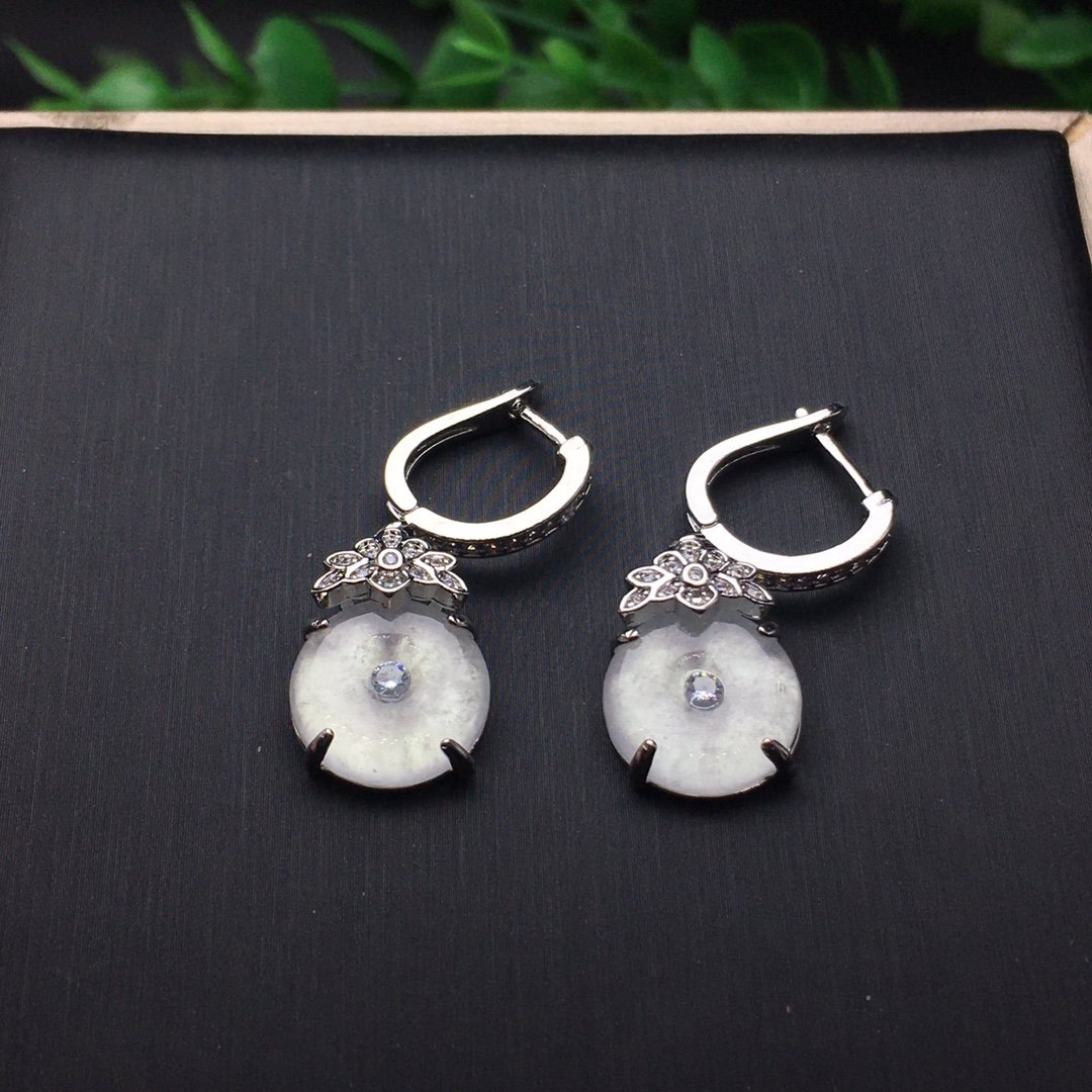 Ice safety buckle earrings: Ice safety buckle earrings High 1.3CM wide 0.6cm Freight: 1.International Freight: Foreign shipping charges are determined by destination. 2.All itmes are shipped from the UKYour purchases are protect