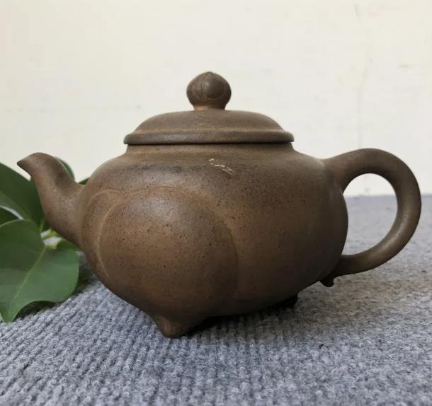 An old purple sand teapot in the Republic of China (1 of 5)