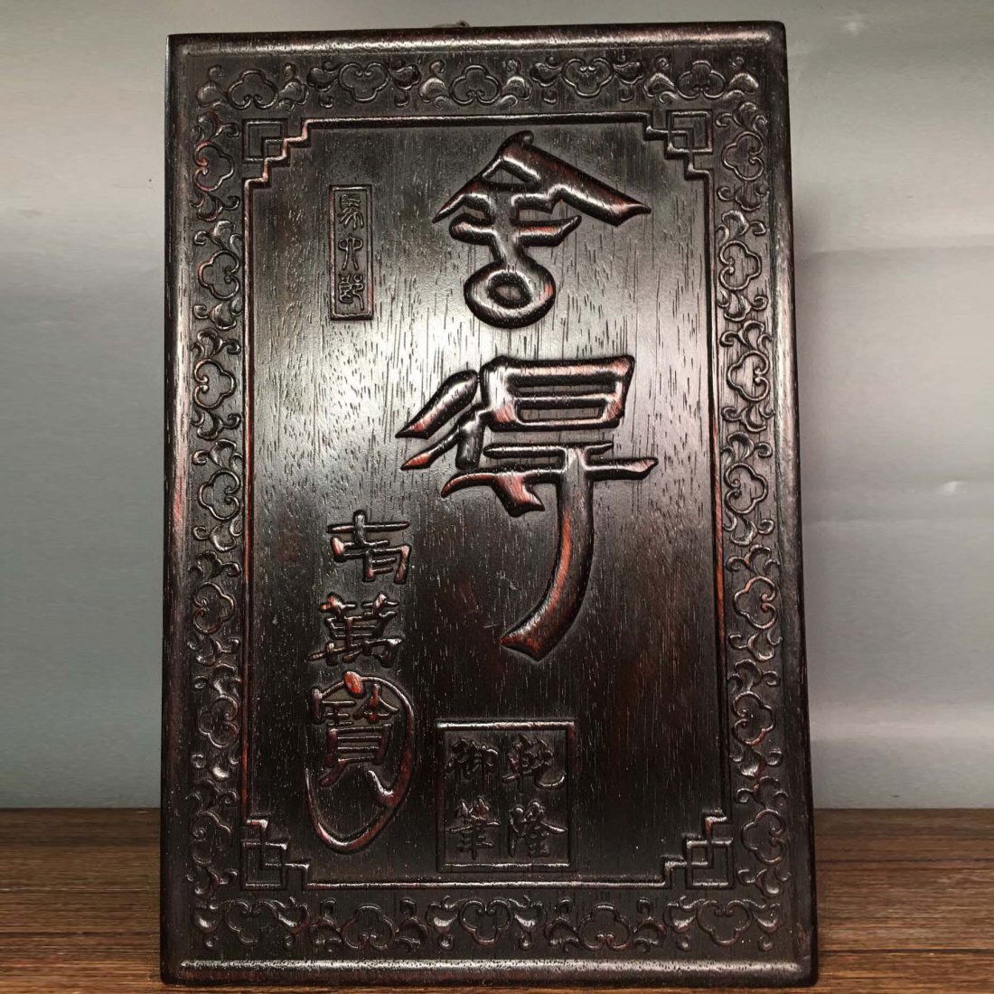 Sandalwood Carved (Shede) Hanging Plaque: Sandalwood Carved (Shede) Hanging Plaque.Full Venus cow hair pattern is clear. High 36CM wide 24cm weight: 1360g Freight: 1.International Freight: Foreign shipping charges are determined by destinatio