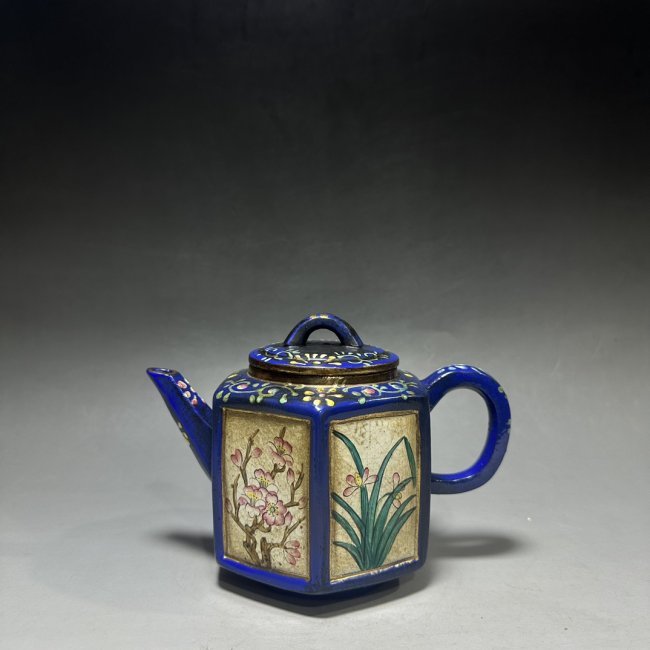 boutique collection of purple clay teapots: Tea tasting: plum, orchid, bamboo and chrysanthemumAuthor: Gu JingzhouMaterial: purple sandCapacity: 450ccOutlet hole: meshIntroduction to the author: Gu Jingzhou (1915-1996), formerly known as Jingzh