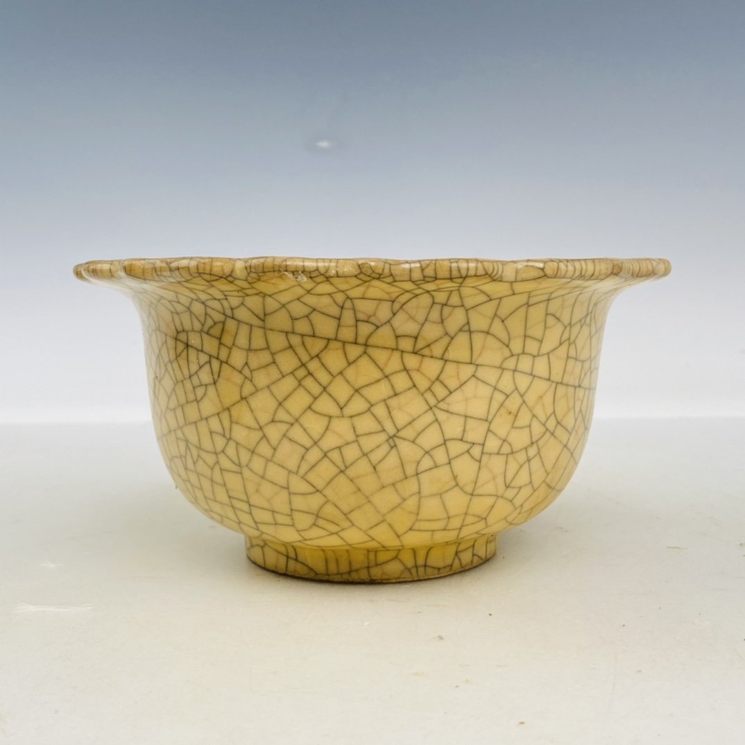 Ge porcelain folding edge bowl: Ge porcelain folding edge bowl. High 7.5CM wide 15cm Freight: 1.International Freight: Foreign shipping charges are determined by destination. 2.Photos, descriptions and valuations have been meticulou