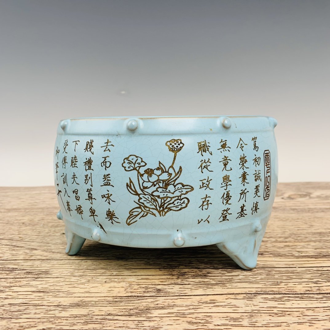 Ru Porcelain Tripod Furnace Inscribed Poem by Emperor Huizong of Song: Ru Porcelain Tripod Furnace Inscribed Poem by Emperor Huizong of Song High 12CM wide 20cm weight: g Freight: 1.International Freight: Foreign shipping charges are determined by destination. 2.Photos, 