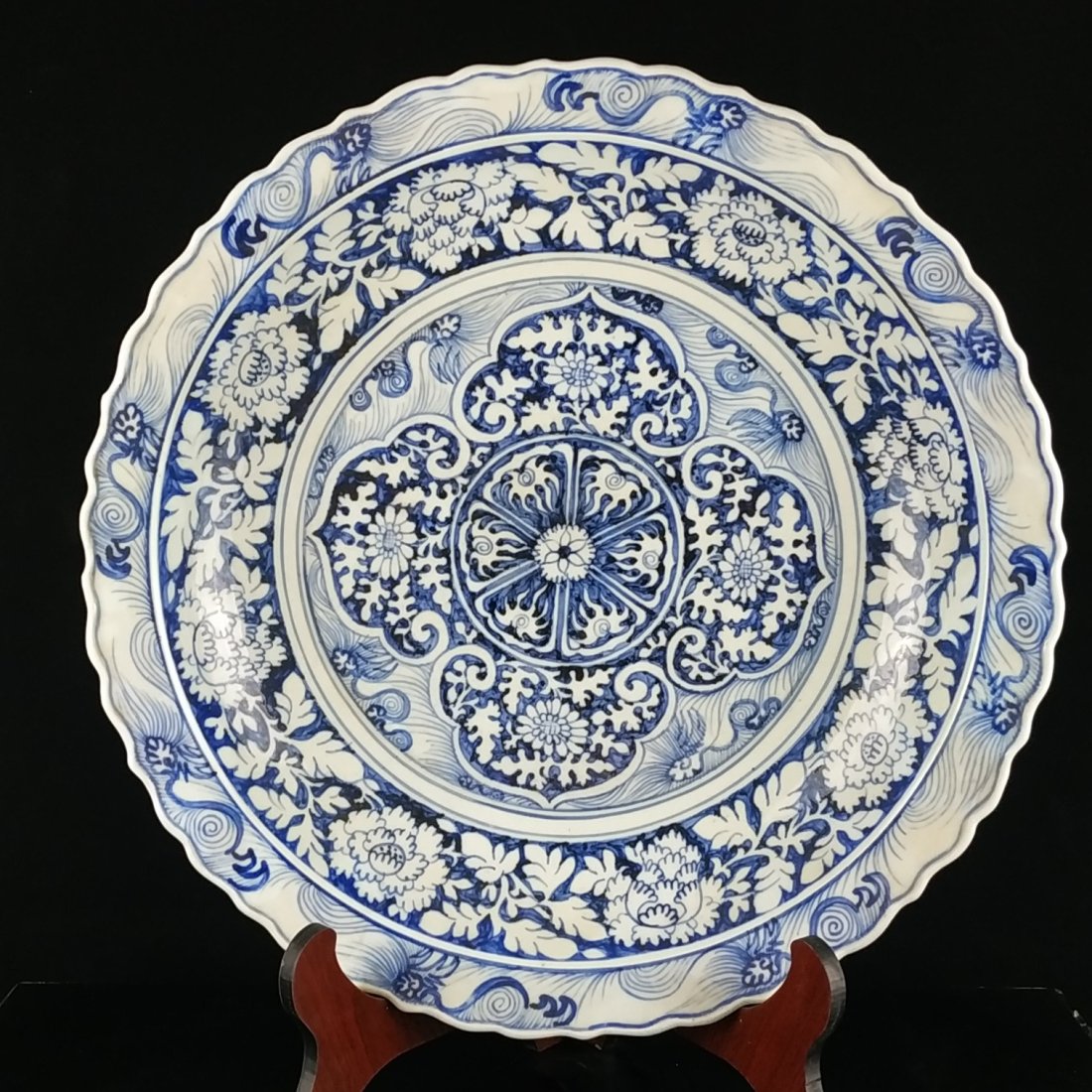 Blue and white hand-painted eight treasure map plate: Blue and white hand-painted eight treasure map plate High 7CM wide 43.3cm weight: g Freight: 1.International Freight: Foreign shipping charges are determined by destination. 2.Photos, descriptions and