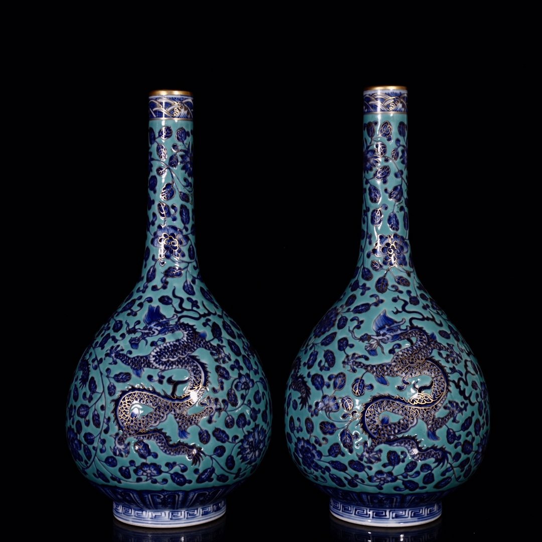 Qianlong Green Glaze Bottom Blue-and-White Inscribed Golden Dragon Wearing Flowers Gall Vase: Qing Dynasty Qianlong Green Glaze Bottom Blue-and-White Inscribed Golden Dragon Wearing Flowers Gall Vase High 26CM wide 12.5cm weight: g Freight: 1.International Freight: Foreign shipping charges are