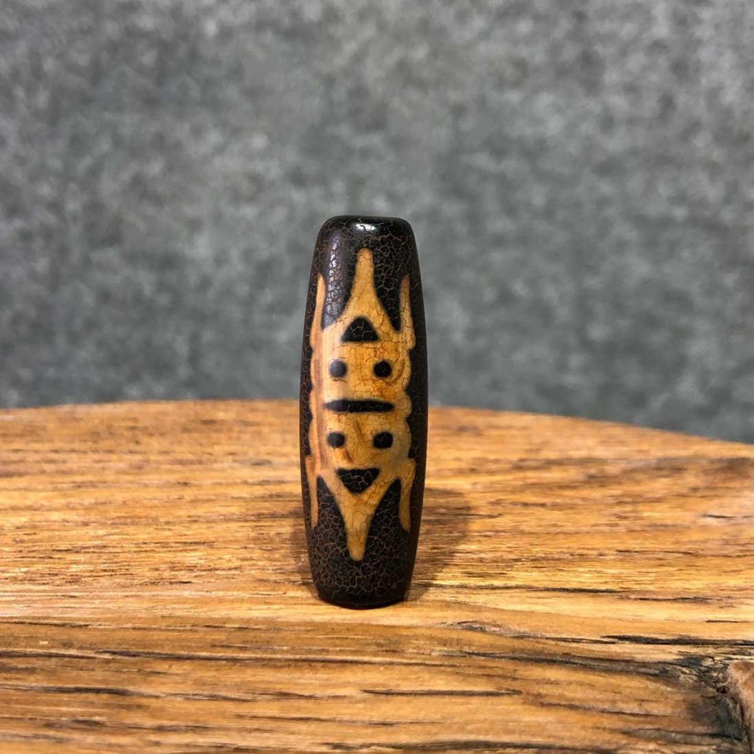 Tibetan Old Dzi Beads: Tibetan Old Dzi Beads High 4CM wide 1.4cm long cm weight: 11g Freight: 1.International Freight: Foreign shipping charges are determined by destination. 2.Photos, descriptions and valuations have been 