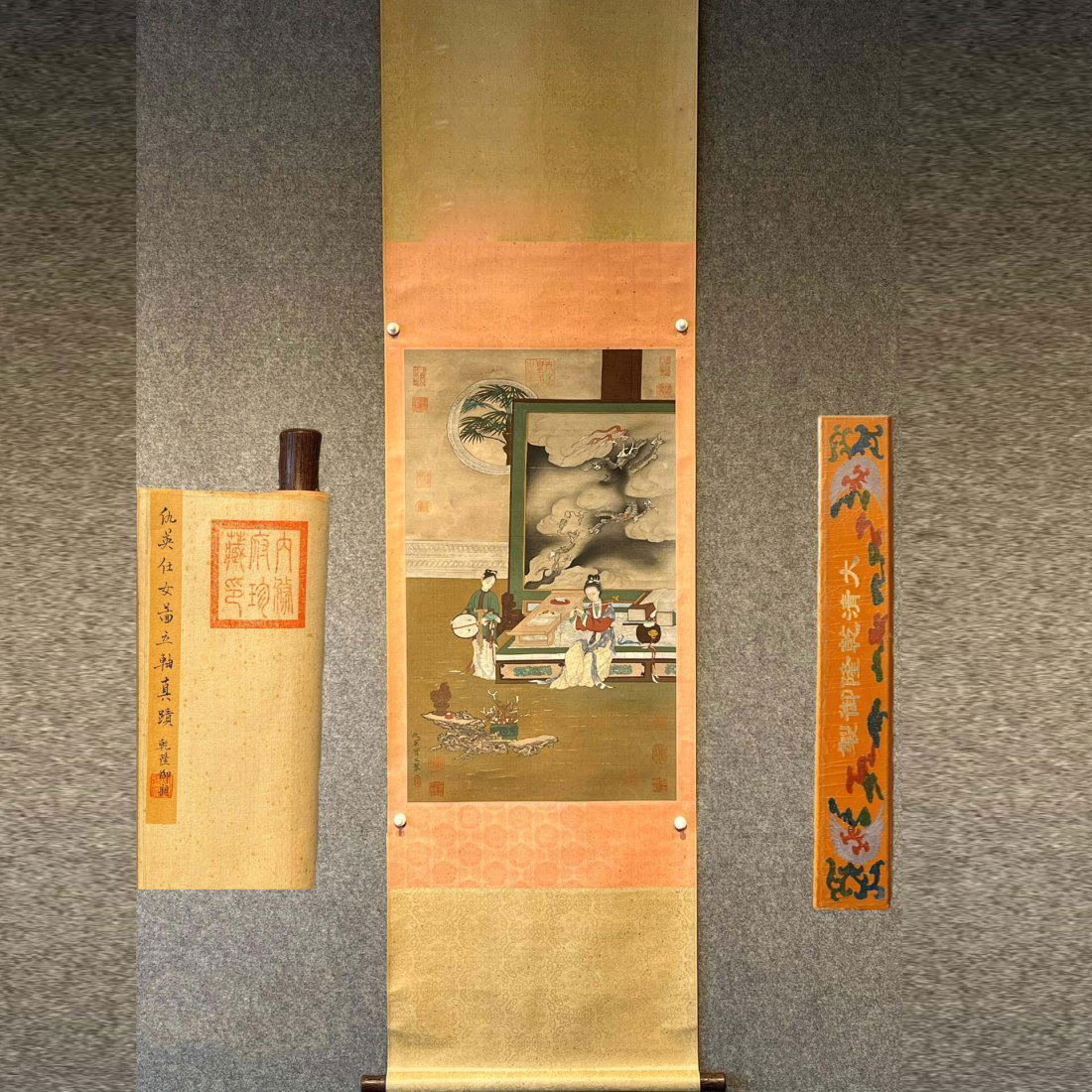 Ming Dynasty-Qiu Ying Fine Silk Book Brocade Framed Vertical Scroll Portrait of Ladies and Figures: Ming Dynasty-Qiu Ying Fine Silk Book Brocade Framed Vertical Scroll Portrait of Ladies and Figures High 196CM wide 50cm long cm weight: g Freight: 1.International Freight: Foreign shipping charges are