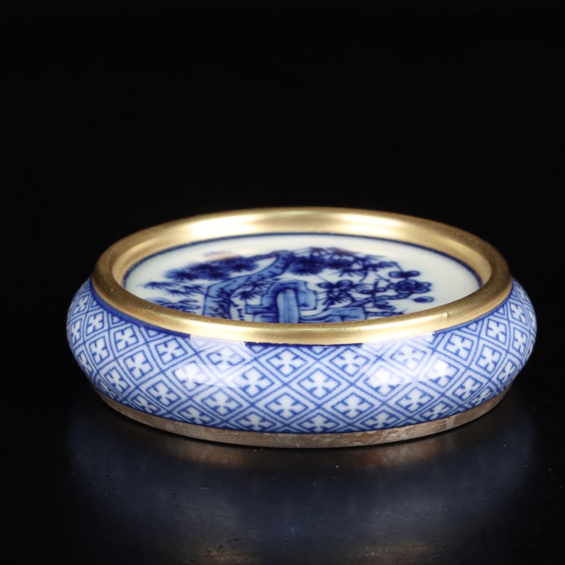 Qing Kangxi blue and white gilt pine bamboo plum tea set: Qing Kangxi blue and white gilt pine bamboo plum tea set. High 2.3CM wide 8.5cm Freight: 1.International Freight: Foreign shipping charges are determined by destination. 2.Photos, descriptions and val