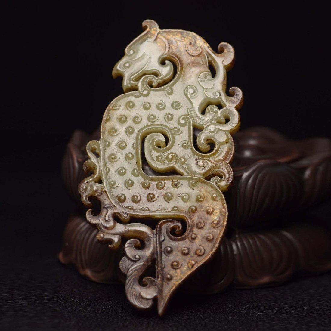 Hetian Jade: Hetian Jade The jade is delicate and moist, exquisite and generous in shape, exquisite in carving, simple and natural in patina, has important historical and cultural connotations, and is very collect