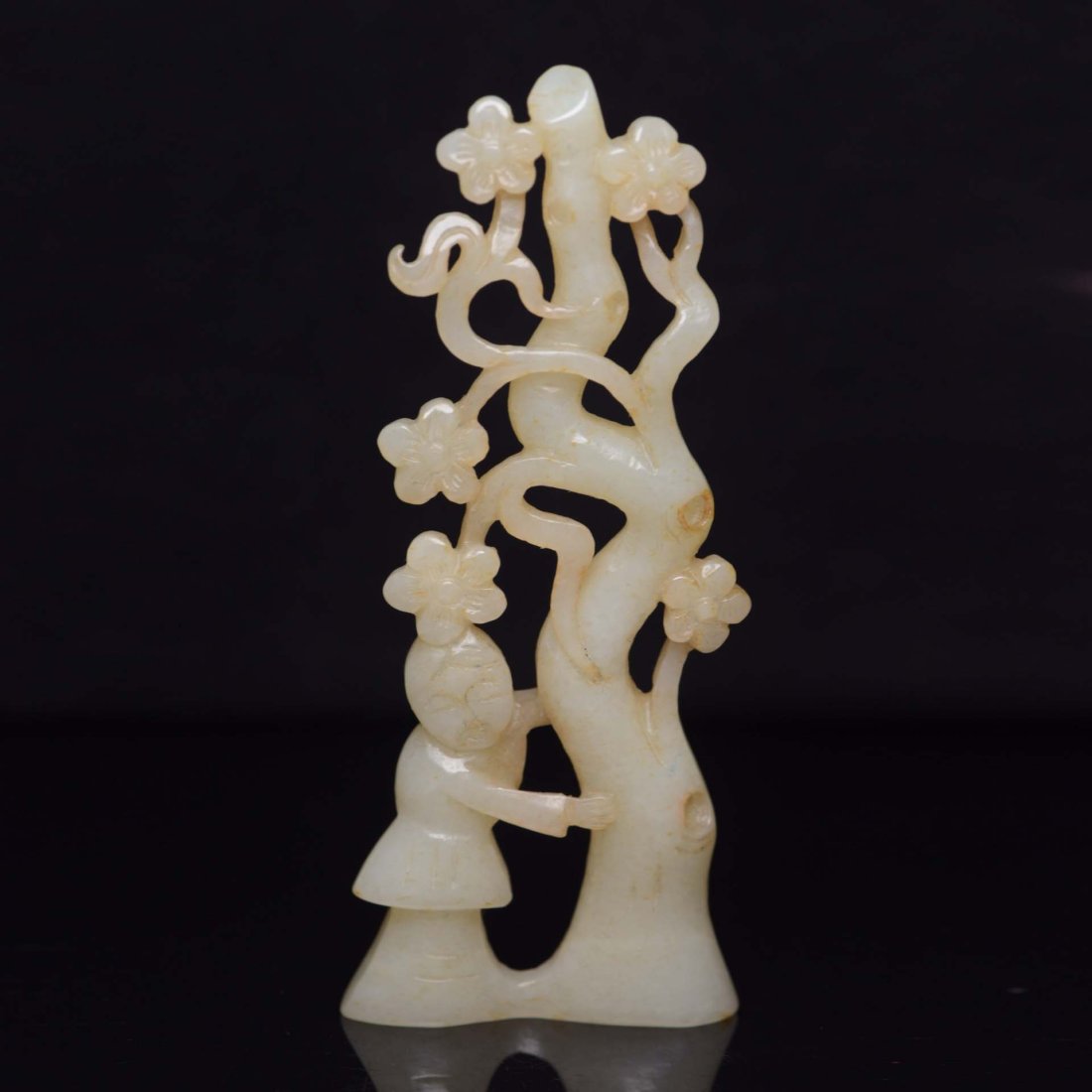 Hetian Jade Boy: Hetian Jade Boy The jade is warm and delicate, the color is natural, the knives are sophisticated, the leather shell is first-class, the carving is vivid, the lines are smooth, and the appearance is p