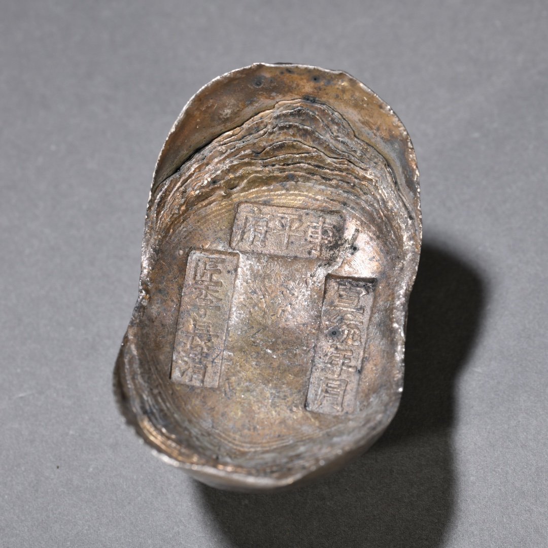 "Dongping Mansion" ingot ten taels of silver ingot: Twelve taels of silver ingots of "Dongping Mansion" Yuanbao in the Xuantong period of the Qing Dynasty High 4.5CM wide 4.1cm long 6.6 cm weight: 354g Freight: 1.International Freight: Foreign shipping