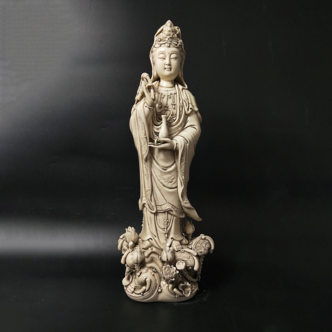 Old Chai Kiln Dehua Porcelain Nine Lotus Avalokitesvara: Old Chai Kiln Dehua Porcelain Nine Lotus Avalokitesvara.The face is dignified and kind, the glaze color is auspicious, the porcelain is exquisite, the expression is solemn and solemn, the craftsmanshi