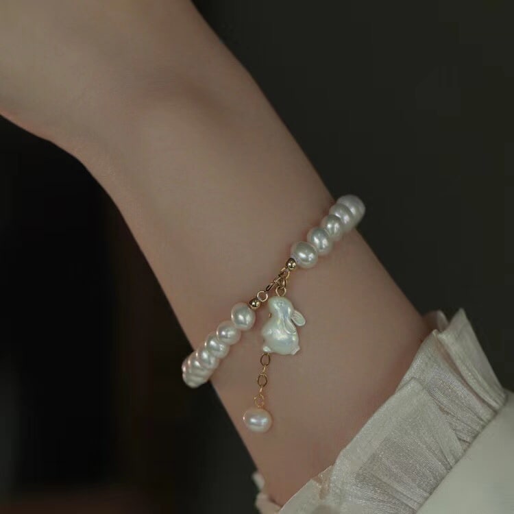 Bunny Pearl Bracelet: Bunny Pearl Bracelet.5-6mm natural freshwater pearls, paired with natural mother-of-pearl carved rabbit pendants, exquisite! cute! Choose one of the two styles, only one. 1.International Freight: Fore