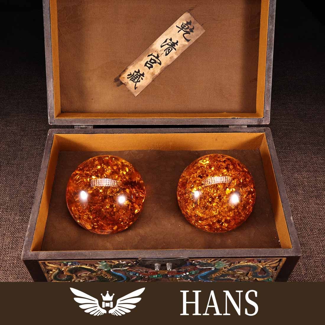 A pair of precious and rare amber balls from the imperial collection of the Qing Dynasty (1 of 9)
