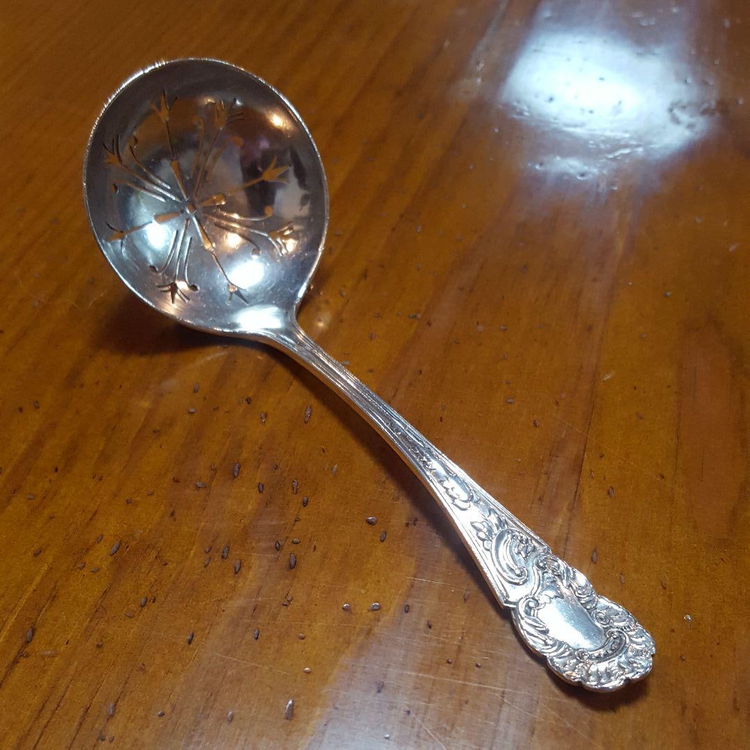 Sterling silver shifter spoon British antique: Sterling silver shifter spoon British antique A sterling silver shifter spoon made in Sheffield, England in 1907.This is silverware with a history of over 100 years.It is 92.5% pure sterling silver.Th