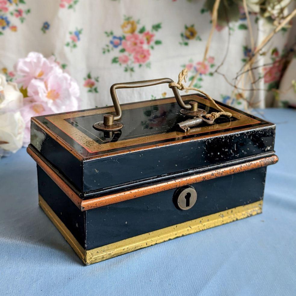 British Antique Handheld Safe Cash Box with Key 1940s: British Antique Handheld Safe Cash Box with Key 1940sBritish Antique Handheld Safe Cash Box with Key 1940sWidth approx. 11cmHeight approx. 7.5cmHeight: approx. 8cm Freight: 1.International Freight: Fo
