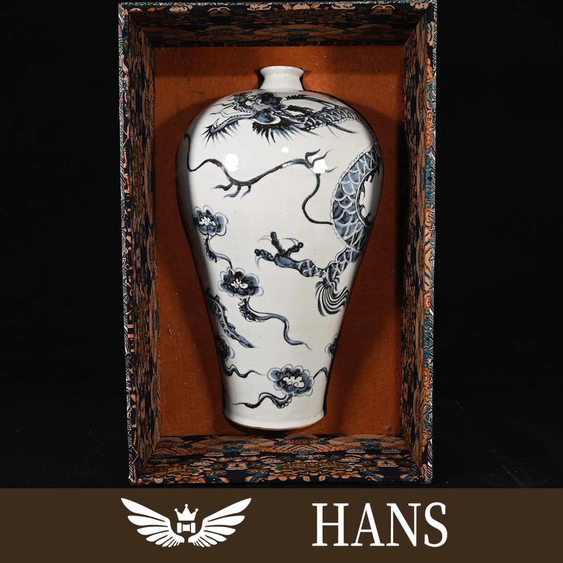 Blue and white plum vase with dragon pattern made in the Hongwu period of the Ming Dynasty (1 of 11)