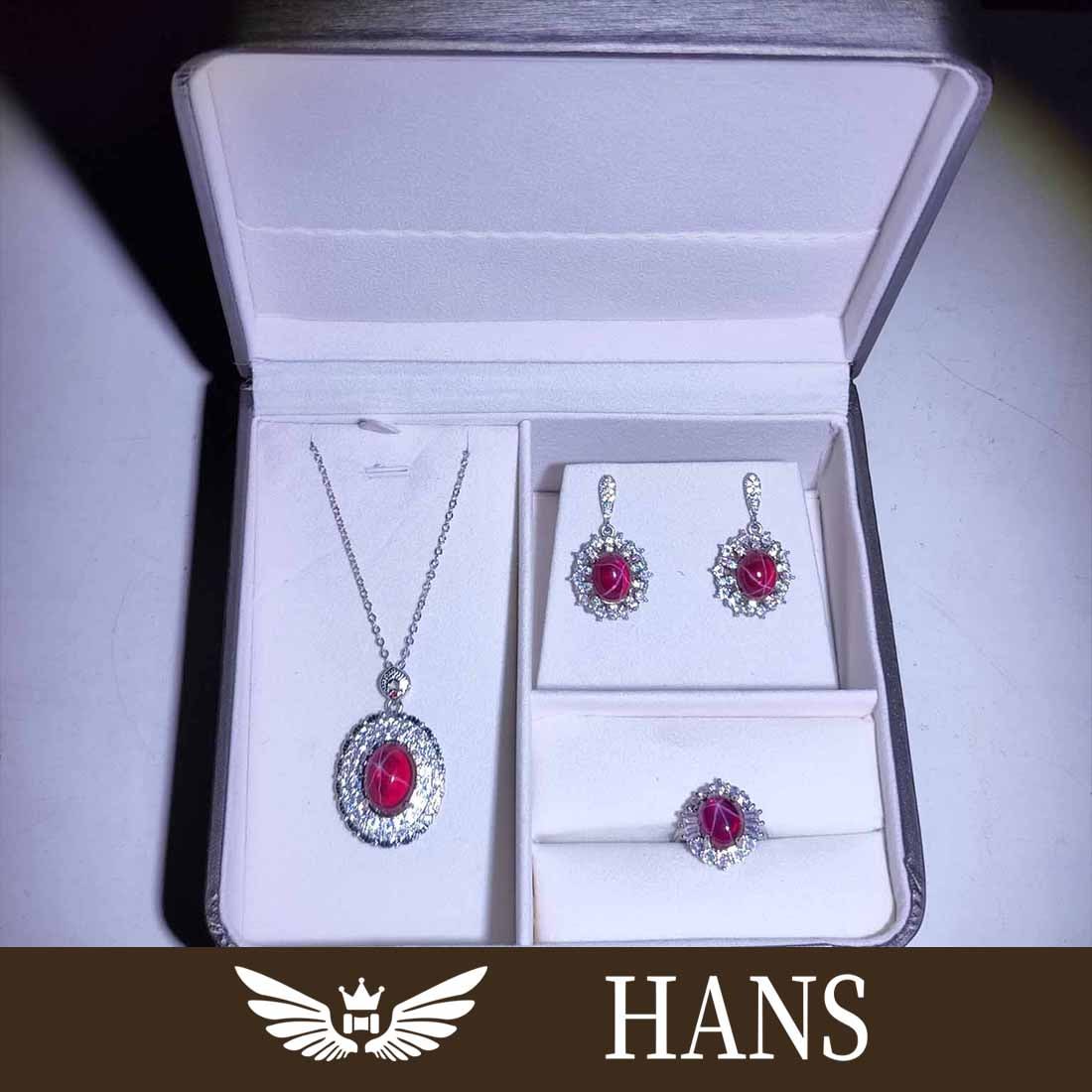 Red star gemstone three-piece set: Red star gemstone three-piece set weight Freight: 1.International Freight: Foreign shipping charges are determined by destination. 2.Photos, descriptions and valuations have been meticulously prepared