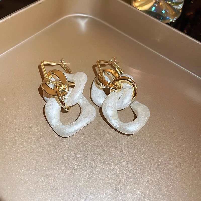 Silver Needle Circle Twist Acrylic Earrings Fashionable Personality Earrings: Silver Needle Circle Twist Acrylic Earrings Fashionable Personality Earrings High 6.6CM wide 3cm weight: 17g Freight: 1.International Freight: Foreign shipping charges are determined by destination. 2