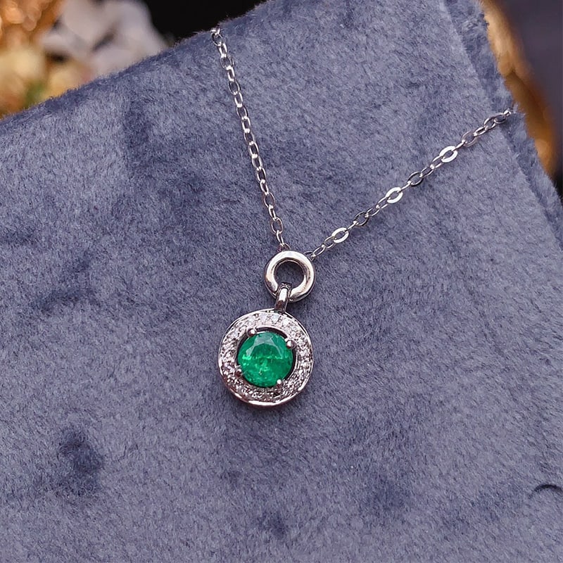 Emerald clavicle necklace: Total weight 1.61g, main stone 0.4c Freight: 1.International Freight: Foreign shipping charges are determined by destination. 2.Photos, descriptions and valuations have been meticulously prepared by f