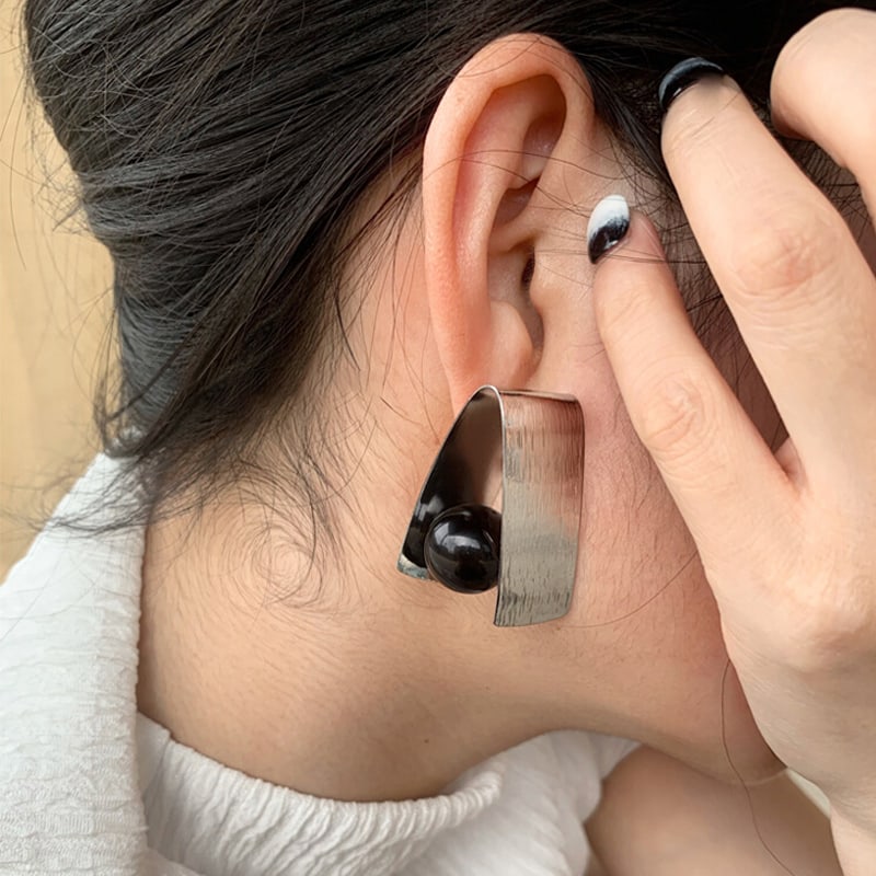 Sandwich black ball earrings with high-end feel: Sandwich black ball earrings with high-end feel Freight: 1.International Freight: Foreign shipping charges are determined by destination. 2.Photos, descriptions and valuations have been meticulously p
