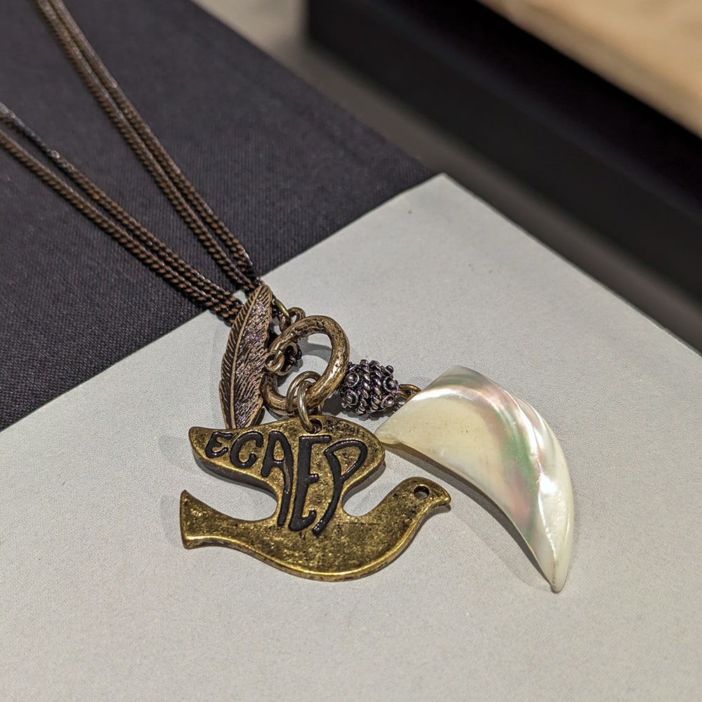 Vintage Crescent Pigeon Chain OT Buckle Necklace: Circumference 48cm Pendant length 5cm Weight about 18.6g Freight: 1.International Freight: Foreign shipping charges are determined by destination. 2.Photos, descriptions and valuations have been metic
