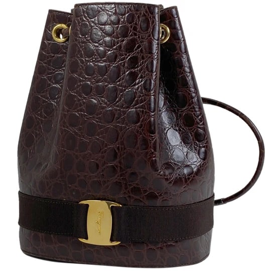 Salvatore Ferragamo Vara Backpack Backpack Day Bag Embossed Backpack Leather Women's [Second Hand]: Width about 18cm Height about 23cm Depth about 11cm Material leather Color brown Comments [Overall] Deformation, life odor, wear, scratches, wrinkles, dirt [Interior] Lifting [Straps] Sagging, crackin