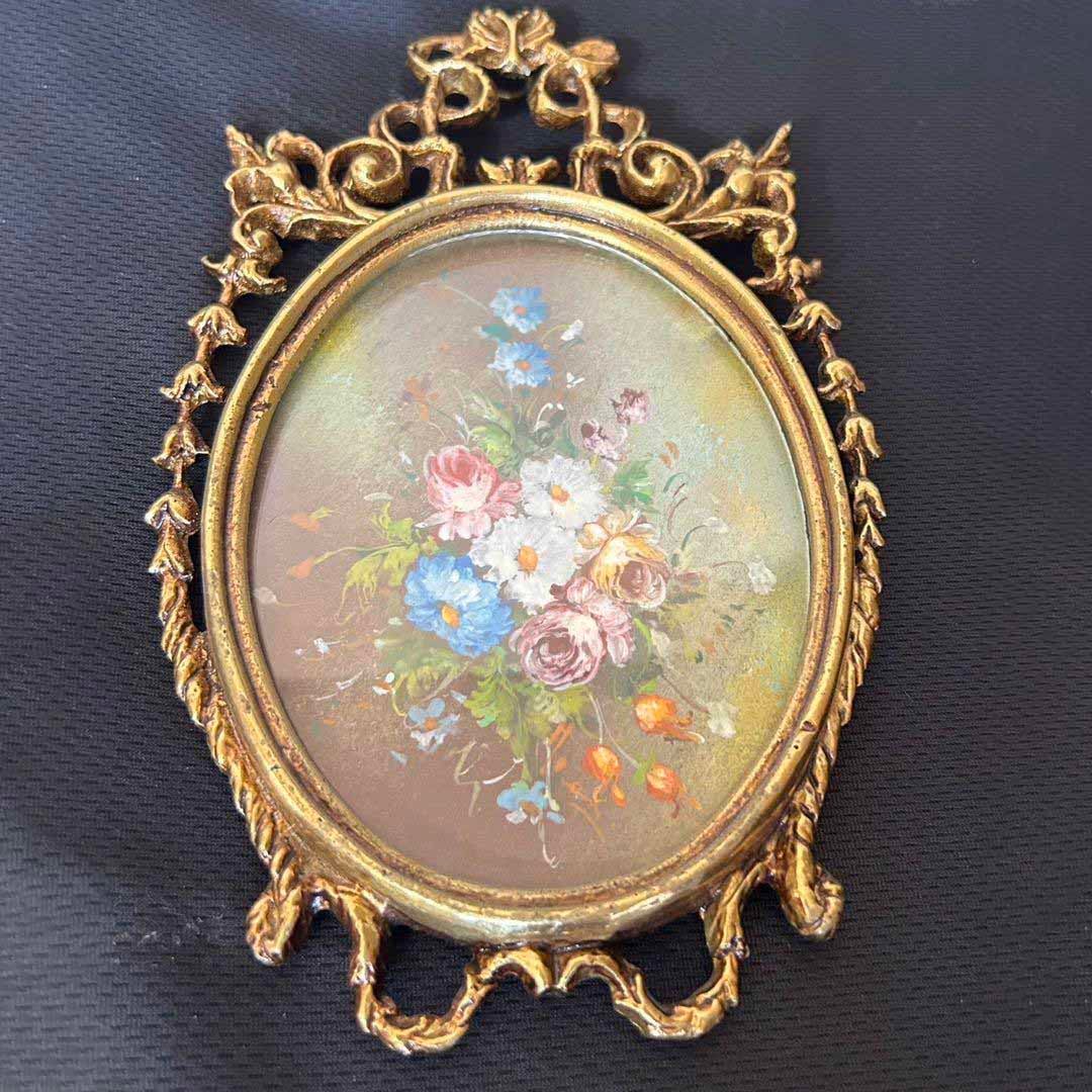 British Antique Oval Art Paintings: British Antique Oval Art PaintingsThis is an antique from around 1930. The material is brass.After 100 years, it becomes a genuine antique and the price increases. It is a miracle that it has survived