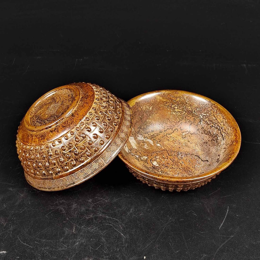 A pair of Hetian jade bowls: A pair of Hetian jade bowls The jade is warm and transparent, simple and elegant, a collectible treasure. High 5.5CM wide 14CM weight: 743g Freight: 1.International Freight: Foreign shipping charges a