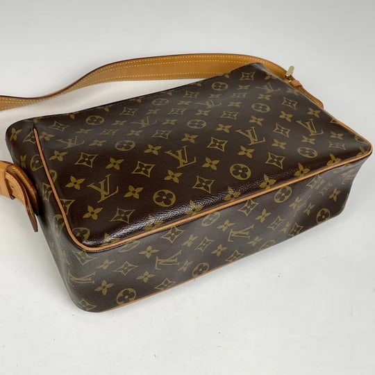 Louis Vuitton Viva City GM Shoulder Bag Monogram Brown M51163 Women's [Second-hand]: Louis Vuitton Viva City GM Shoulder Bag Monogram Brown M51163 Women [Second-hand] Because it is a second-hand product, it is not verified and cannot be returned or exchanged Width Approximately 33 cm