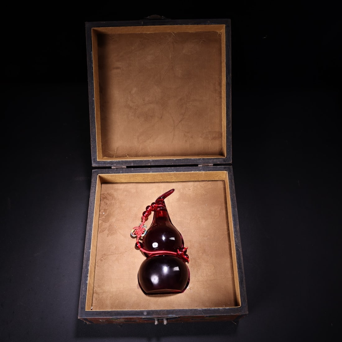 Qing Dynasty style imperial blood amber gourd (1 of 9)