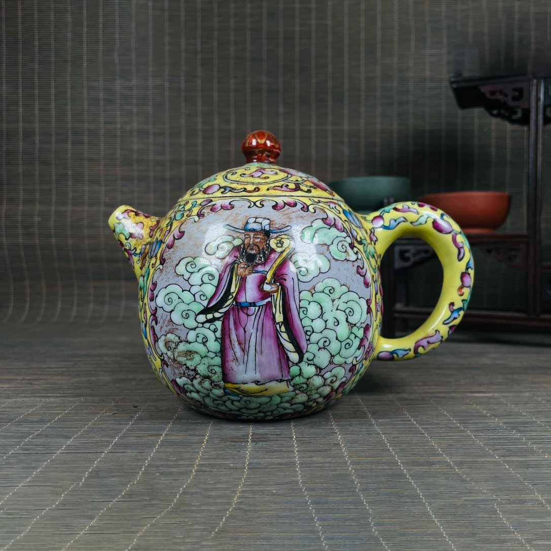A rare old collection (Qianlong imperial mark) enamel painted figure gold-painted purple clay teapot: A rare old collection (Qianlong imperial mark) enamel painted figure gold-painted purple clay teapot.Single hole design High?15CM wide?11.5CM Freight: 1.International Freight: Foreign shipping charges