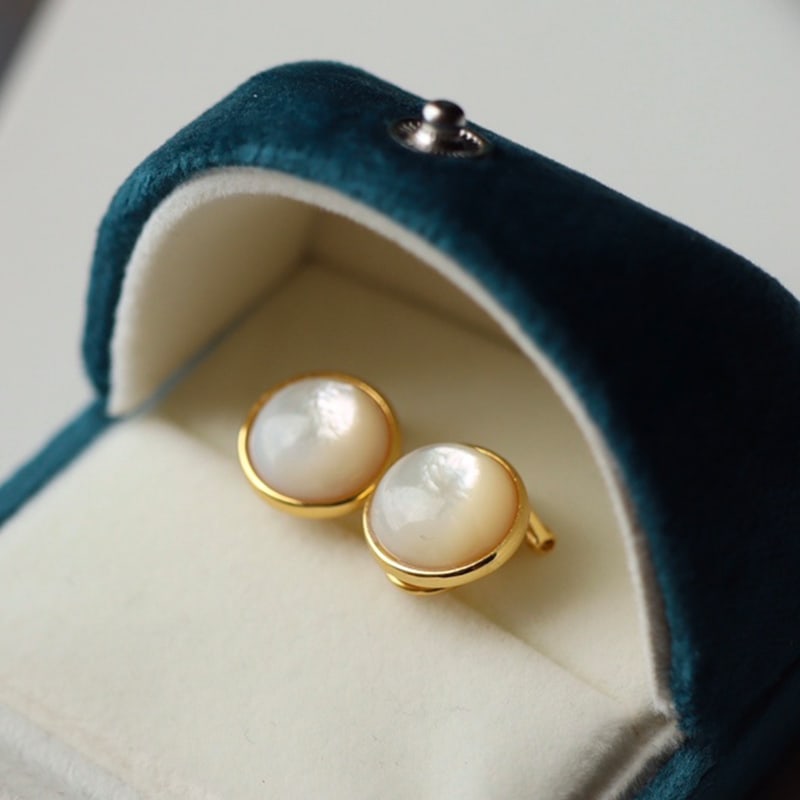 Natural white mother-of-pearl earrings: Vintage natural white mother-of-pearl earrings. Sterling silver plated with 18k gold. Main stone 12mm. Selected high-quality mother-of-pearl with strong luster. Freight: 1.International Freight: Forei
