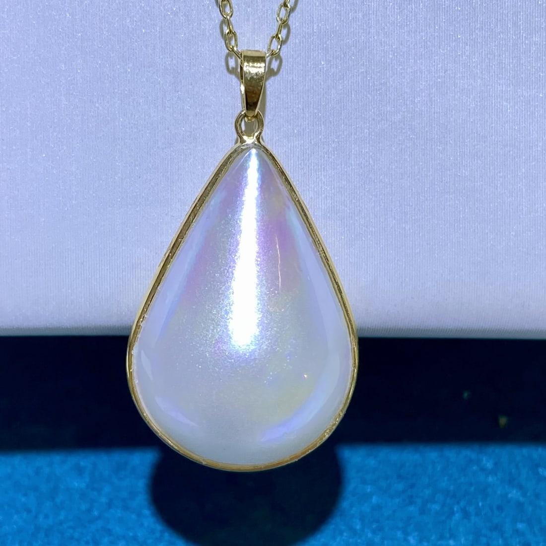 18k gold pendant, droplet seawater mabe pearl: 18k gold pendant, water drop seawater mabe pearl, colorful, shiny and smooth Freight: 1.International Freight: Foreign shipping charges are determined by destination. 2.Photos, descriptions and valuat