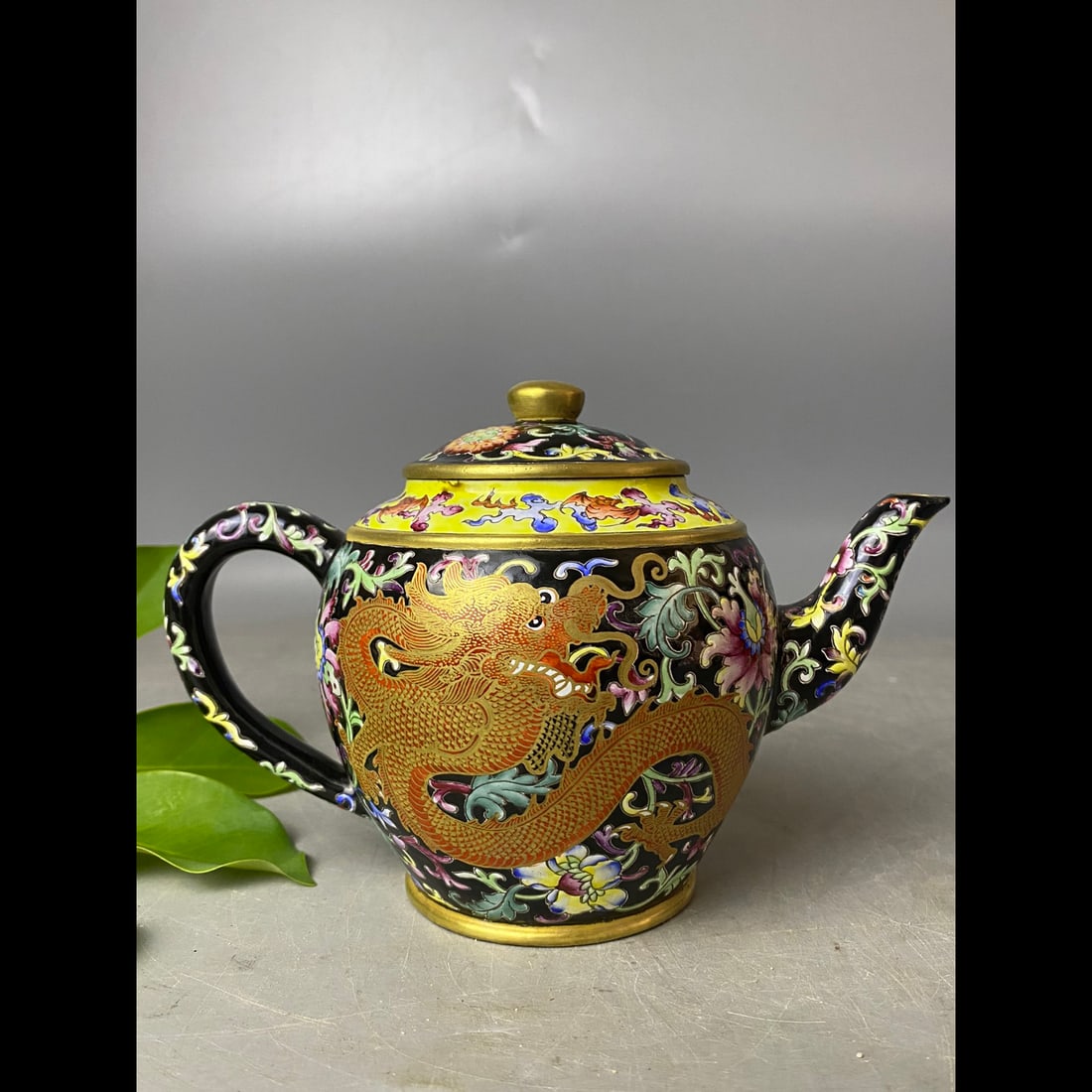 Qing Dynasty style hand-painted dragon pattern enamel painted gold purple clay teapot: Qing Dynasty style hand-painted dragon pattern enamel painted gold purple clay teapot.Beautiful shape, complete package High?14CM wide?18CM Freight:1.International Shipping: Foreign shipping costs are