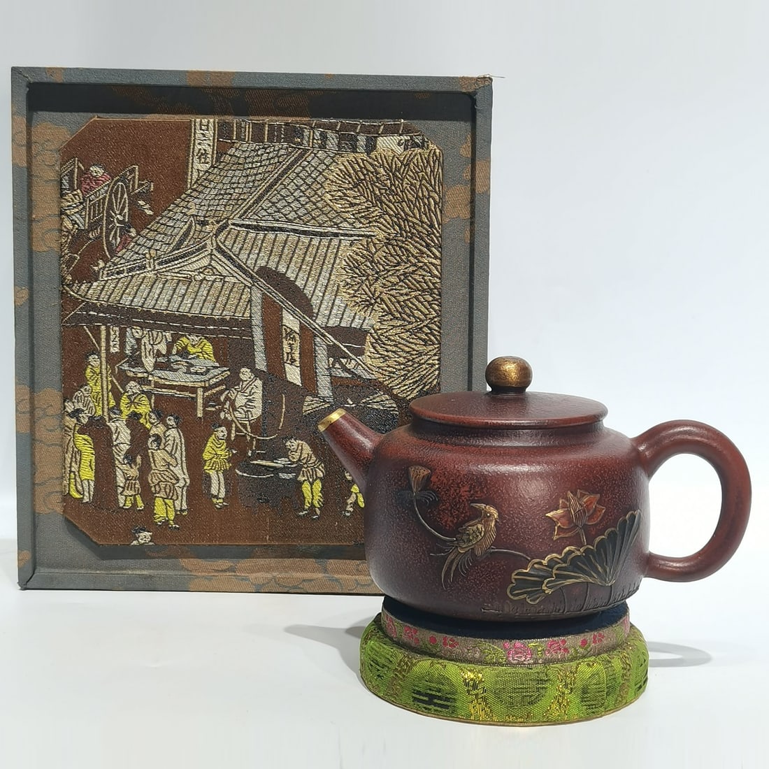 Old Zang. Purple clay teapot "Golden Tripod Trademark": Old Zang. Purple clay teapot "Golden Tripod Trademark".This pot is made of raw purple clay and is purely hand-made by wheel throwing and carving. The "Jinding Trademark" is stamped on the bottom and t