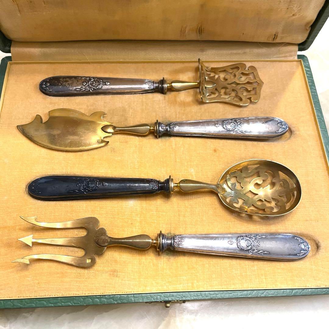 French antique cutlery set: Material: Silver and metal mixture.Approximate sizeLength 16-18 cm Width 3-4 cmWeight 28-33 gBox size and weight: 263 gLength 17 cm Width 22.5 cm Thickness 4 cmPlease check the picture for damage Frei