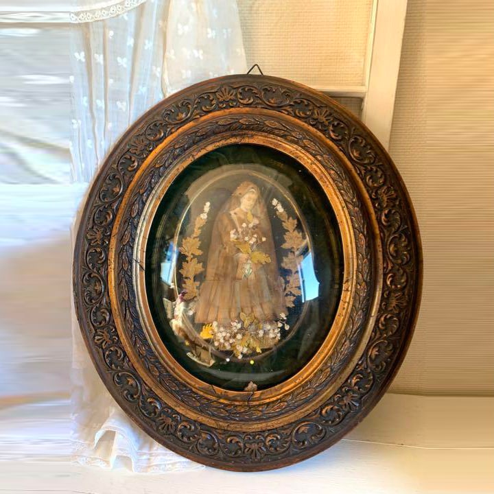 French antique rare dome glass large oval frame first communion: French antique rare dome glass large oval frame first communion.It has a large oval frame. W 36.0 × H 41.0 Freight:1.International Shipping: Foreign shipping costs are determined by the destination.2