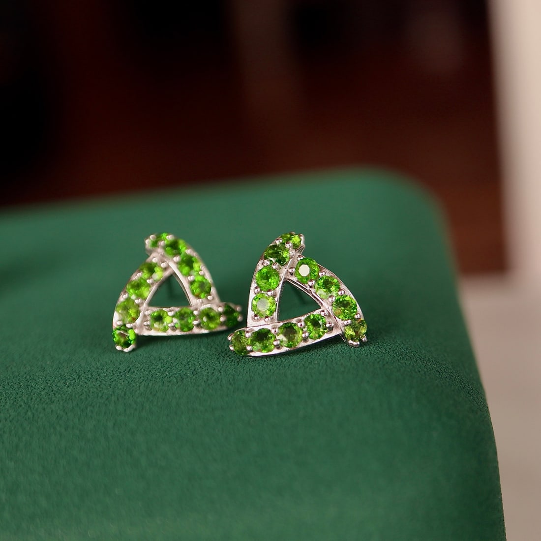 Natural diopside earrings: Natural diopside earrings Freight: 1.International Freight: Foreign shipping charges are determined by destination. 2.Photos, descriptions and valuations have been meticulously prepared by fully certi