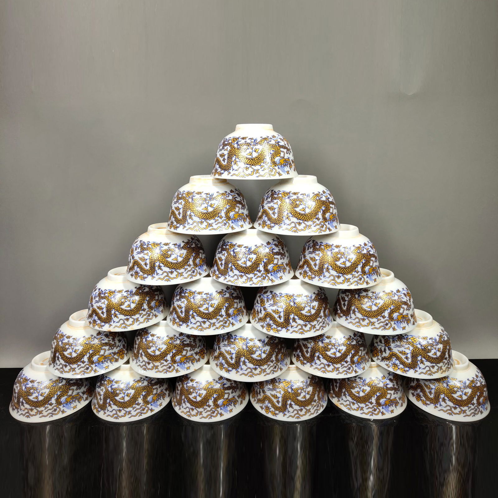 26 thin-walled dragon-patterned tea cups: 26 thin-walled dragon-patterned tea cups. Collection of Chenghua-era imperial works? High 4.7CM wide 8.2CM Freight:1.International Shipping: Foreign shipping costs are determined by the destination.2.