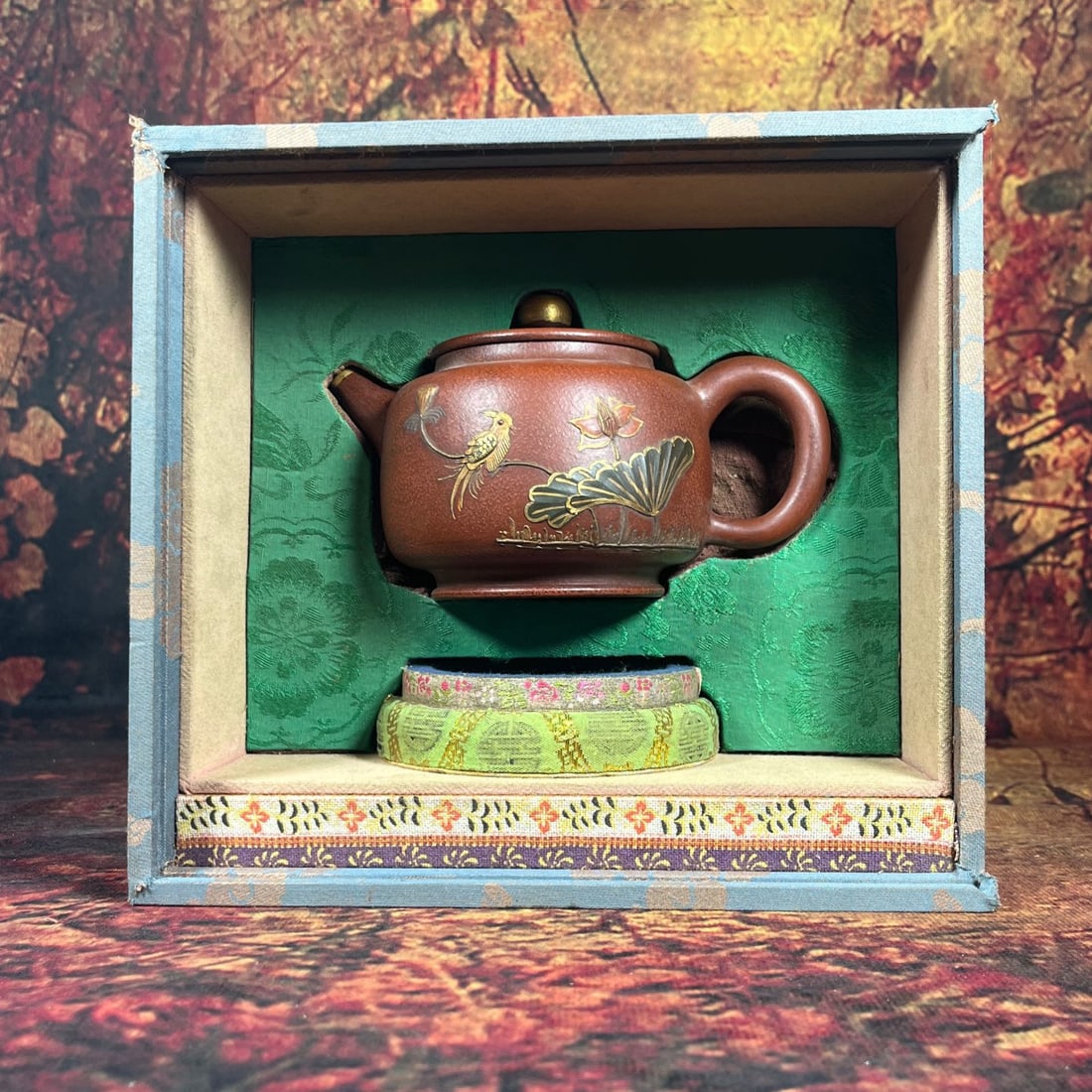 Old Zang. Purple clay teapot "Golden Tripod Trademark": Old Zang. Purple clay teapot "Golden Tripod Trademark". This pot is made of original purple sand clay, hand-made by throwing and carving, and the "Jinding trademark" is stamped on the bottom. The whol